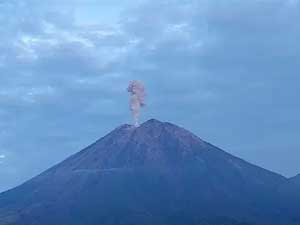 Gunung Semeru Erupsi 8 Kali Beruntun: Warga Diminta Menjauh dari Radius 8 Kilometer