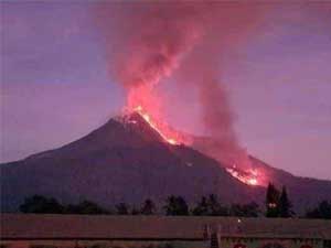 Lava Gunung Lewotobi Laki-Laki di Flores Mengaliri Desa Sekitar